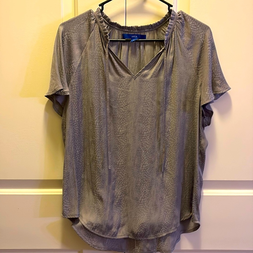 EUC Apt 9 flutter sleeve short sleeve silky blouse size Medium